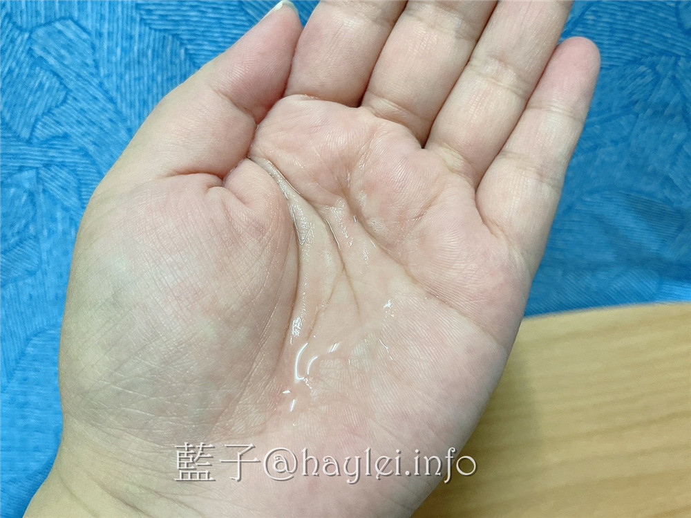 極萃精華 Essentia 極萃保濕組-極萃保濕化妝水、極萃持潤精華液，添加極地雪藻與積雪草等天然植萃幫助肌膚強化對外在環境的防護力，無添加爭議成份，對肌膚更無負擔，敏弱肌適用的MIT保養品牌推薦!美妝保養/肌膚保養/日常保養/純素者也能用的護膚品/藍子愛保養 保養品分享 彩妝品 彩妝品分享 民生資訊分享 