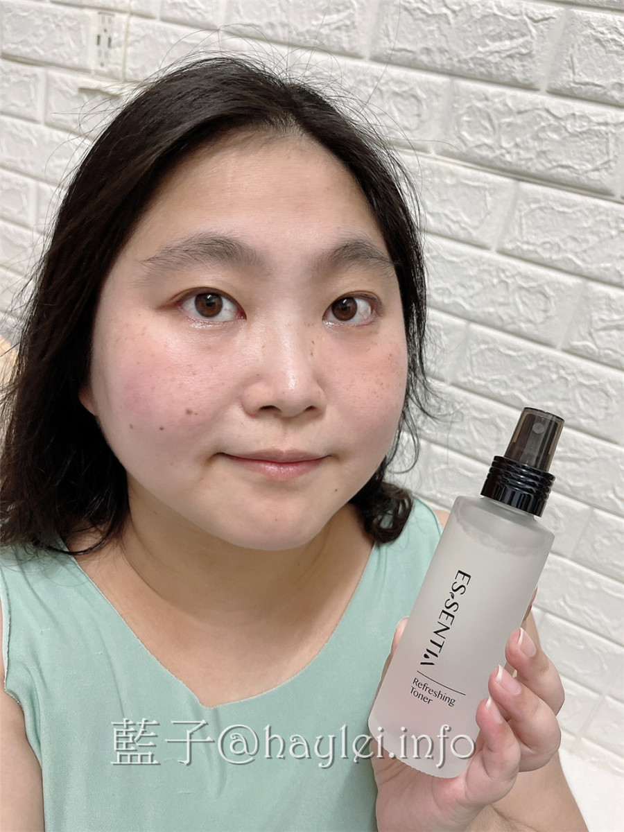 極萃精華 Essentia 極萃保濕組-極萃保濕化妝水、極萃持潤精華液，添加極地雪藻與積雪草等天然植萃幫助肌膚強化對外在環境的防護力，無添加爭議成份，對肌膚更無負擔，敏弱肌適用的MIT保養品牌推薦!美妝保養/肌膚保養/日常保養/純素者也能用的護膚品/藍子愛保養 保養品分享 彩妝品 彩妝品分享 民生資訊分享 