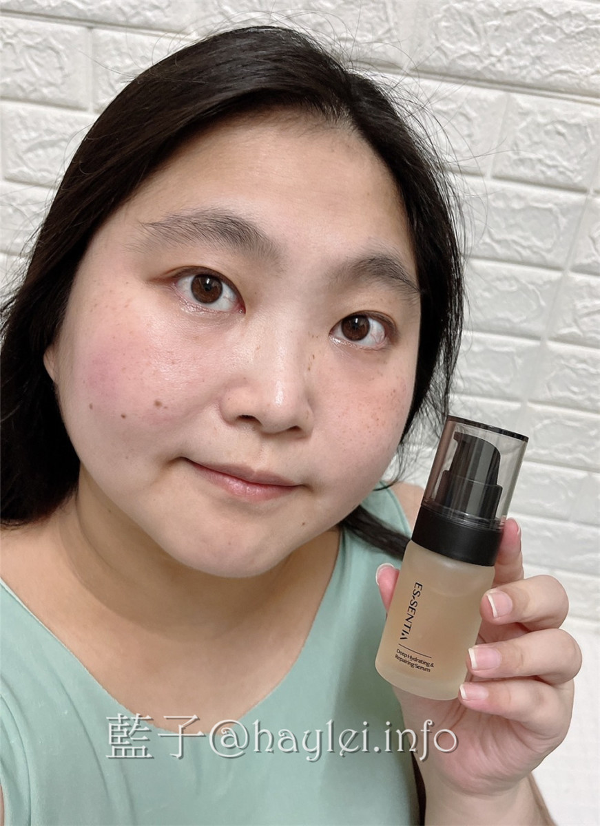 極萃精華 Essentia 極萃保濕組-極萃保濕化妝水、極萃持潤精華液，添加極地雪藻與積雪草等天然植萃幫助肌膚強化對外在環境的防護力，無添加爭議成份，對肌膚更無負擔，敏弱肌適用的MIT保養品牌推薦!美妝保養/肌膚保養/日常保養/純素者也能用的護膚品/藍子愛保養 保養品分享 彩妝品 彩妝品分享 民生資訊分享 