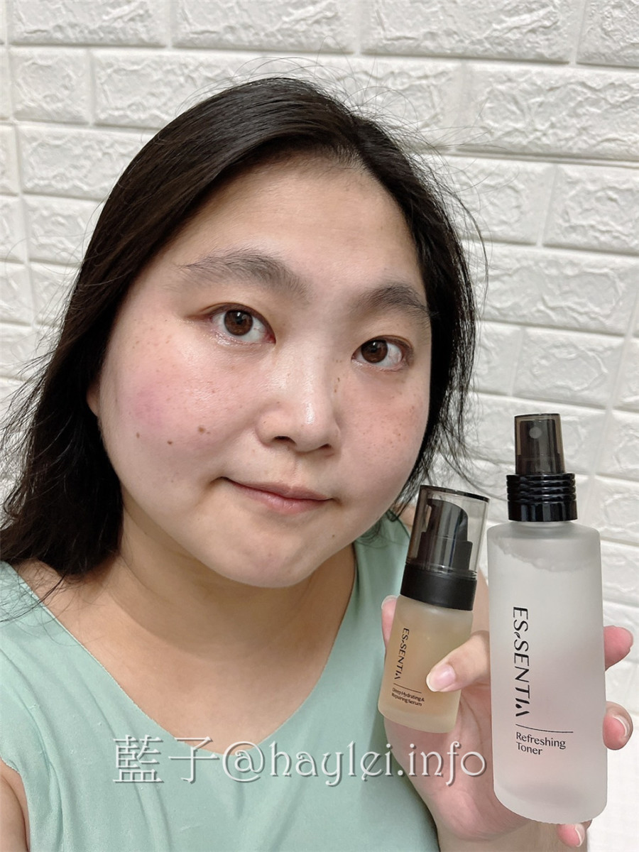 極萃精華 Essentia 極萃保濕組-極萃保濕化妝水、極萃持潤精華液，添加極地雪藻與積雪草等天然植萃幫助肌膚強化對外在環境的防護力，無添加爭議成份，對肌膚更無負擔，敏弱肌適用的MIT保養品牌推薦!美妝保養/肌膚保養/日常保養/純素者也能用的護膚品/藍子愛保養 保養品分享 彩妝品 彩妝品分享 民生資訊分享 