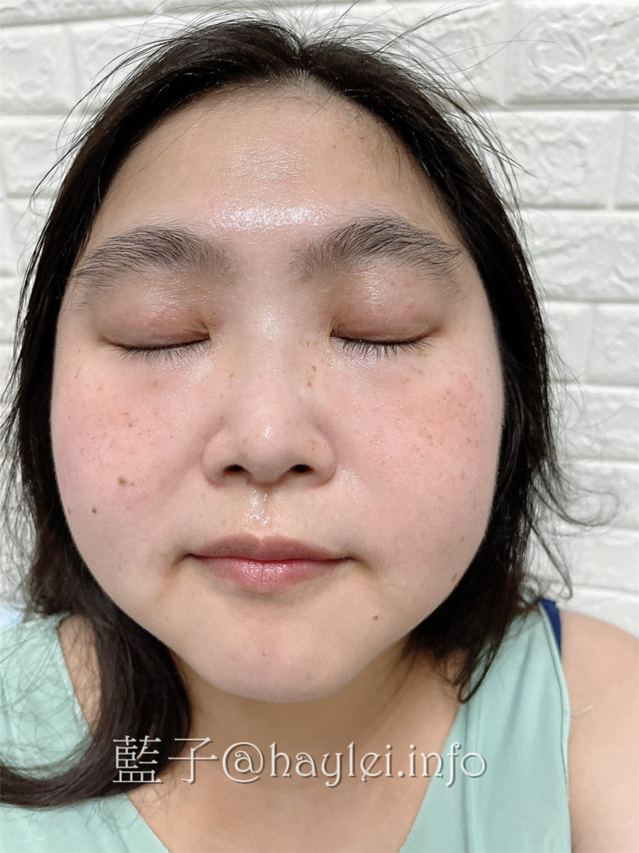 極萃精華 Essentia 極萃保濕組-極萃保濕化妝水、極萃持潤精華液，添加極地雪藻與積雪草等天然植萃幫助肌膚強化對外在環境的防護力，無添加爭議成份，對肌膚更無負擔，敏弱肌適用的MIT保養品牌推薦!美妝保養/肌膚保養/日常保養/純素者也能用的護膚品/藍子愛保養 保養品分享 彩妝品 彩妝品分享 民生資訊分享 