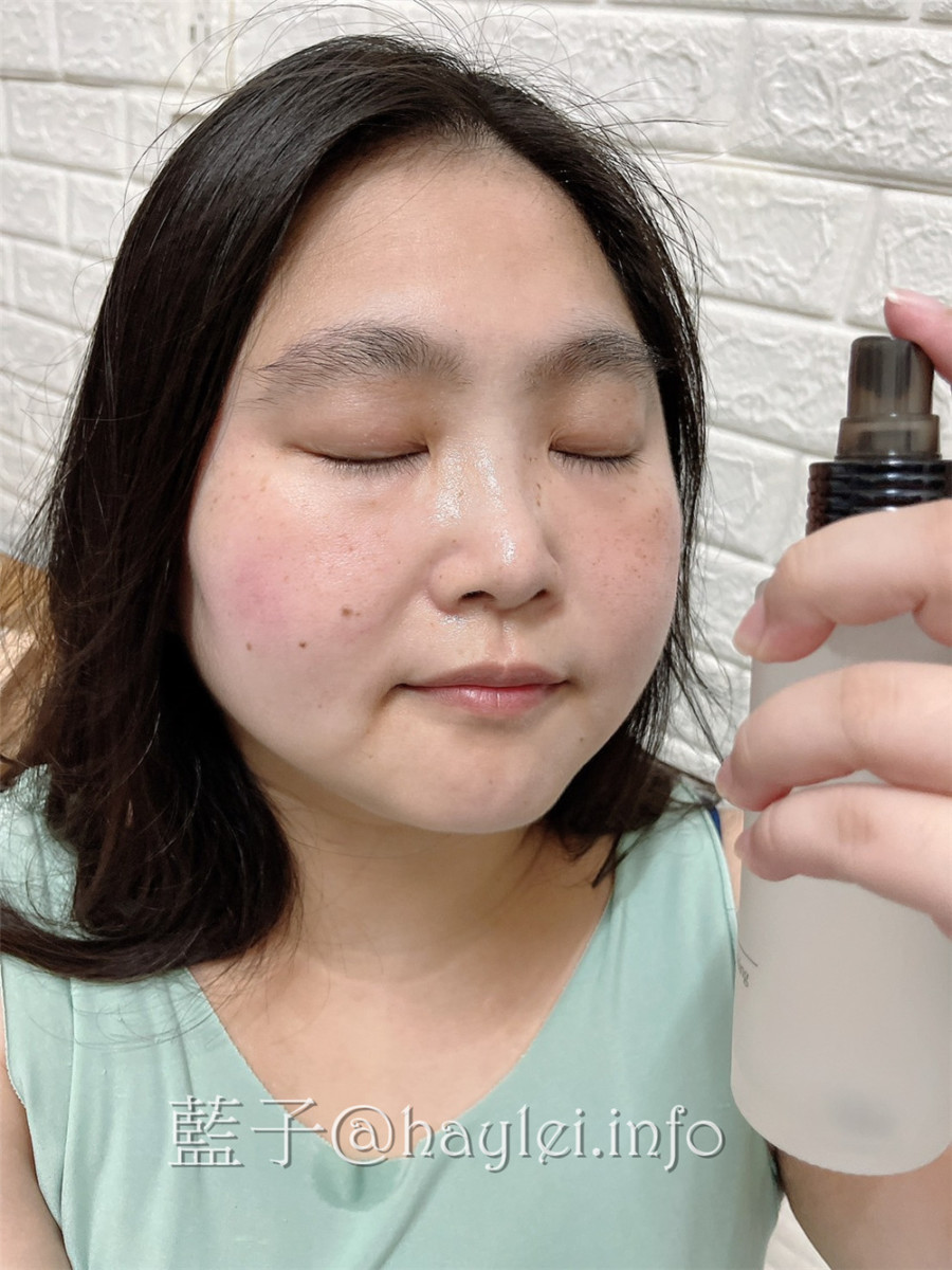 極萃精華 Essentia 極萃保濕組-極萃保濕化妝水、極萃持潤精華液，添加極地雪藻與積雪草等天然植萃幫助肌膚強化對外在環境的防護力，無添加爭議成份，對肌膚更無負擔，敏弱肌適用的MIT保養品牌推薦!美妝保養/肌膚保養/日常保養/純素者也能用的護膚品/藍子愛保養 保養品分享 彩妝品 彩妝品分享 民生資訊分享 