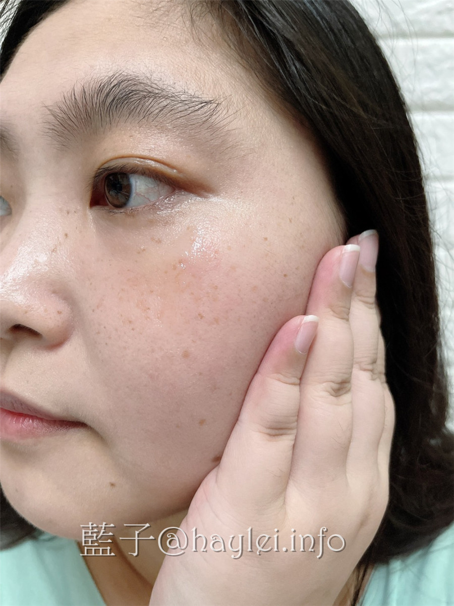 極萃精華 Essentia 極萃保濕組-極萃保濕化妝水、極萃持潤精華液，添加極地雪藻與積雪草等天然植萃幫助肌膚強化對外在環境的防護力，無添加爭議成份，對肌膚更無負擔，敏弱肌適用的MIT保養品牌推薦!美妝保養/肌膚保養/日常保養/純素者也能用的護膚品/藍子愛保養 保養品分享 彩妝品 彩妝品分享 民生資訊分享 