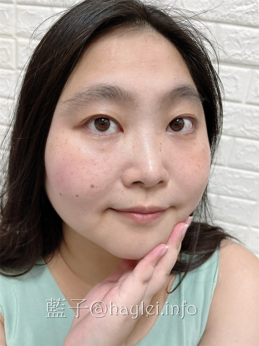 極萃精華 Essentia 極萃保濕組-極萃保濕化妝水、極萃持潤精華液，添加極地雪藻與積雪草等天然植萃幫助肌膚強化對外在環境的防護力，無添加爭議成份，對肌膚更無負擔，敏弱肌適用的MIT保養品牌推薦!美妝保養/肌膚保養/日常保養/純素者也能用的護膚品/藍子愛保養 保養品分享 彩妝品 彩妝品分享 民生資訊分享 