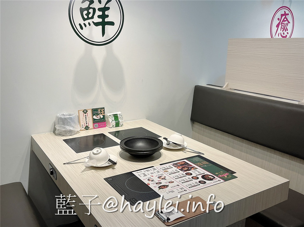 由火鍋第一品牌 樂多多集團開的新品牌 狂一鍋(台中精武東店)-289起享受台灣小吃變火鍋，翻玩台菜大變火鍋湯品，酒香花雕雞鍋、生炒花枝鍋推薦必吃，新台式火鍋絕妙滋味誘人再再來訪!飲品吧跟蔬食自助吧有12種菜品、2種飲品無限供應，吃起來豐富美味超幸福~肉多多火鍋旗下新品牌/台中美食/台中火鍋推薦/太平美食/藍子愛美食 中式料理 國內旅遊 攝影 民生資訊分享 飲食集錦 