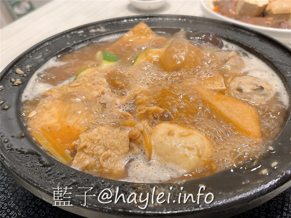 由火鍋第一品牌 樂多多集團開的新品牌 狂一鍋(台中精武東店)-289起享受台灣小吃變火鍋，翻玩台菜大變火鍋湯品，酒香花雕雞鍋、生炒花枝鍋推薦必吃，新台式火鍋絕妙滋味誘人再再來訪!飲品吧跟蔬食自助吧有12種菜品、2種飲品無限供應，吃起來豐富美味超幸福~肉多多火鍋旗下新品牌/台中美食/台中火鍋推薦/太平美食/藍子愛美食 中式料理 國內旅遊 攝影 民生資訊分享 飲食集錦 