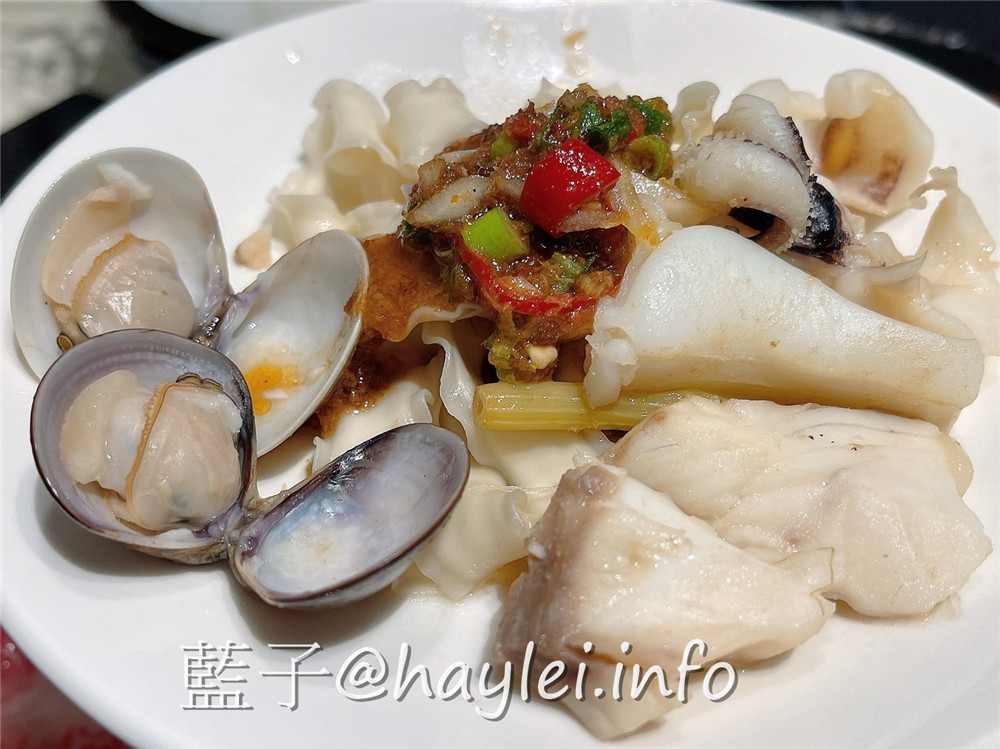 由火鍋第一品牌 樂多多集團開的新品牌 狂一鍋(台中精武東店)-289起享受台灣小吃變火鍋，翻玩台菜大變火鍋湯品，酒香花雕雞鍋、生炒花枝鍋推薦必吃，新台式火鍋絕妙滋味誘人再再來訪!飲品吧跟蔬食自助吧有12種菜品、2種飲品無限供應，吃起來豐富美味超幸福~肉多多火鍋旗下新品牌/台中美食/台中火鍋推薦/太平美食/藍子愛美食 中式料理 國內旅遊 攝影 民生資訊分享 飲食集錦 