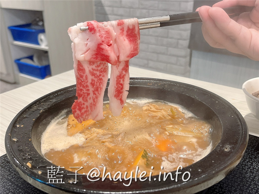 由火鍋第一品牌 樂多多集團開的新品牌 狂一鍋(台中精武東店)-289起享受台灣小吃變火鍋，翻玩台菜大變火鍋湯品，酒香花雕雞鍋、生炒花枝鍋推薦必吃，新台式火鍋絕妙滋味誘人再再來訪!飲品吧跟蔬食自助吧有12種菜品、2種飲品無限供應，吃起來豐富美味超幸福~肉多多火鍋旗下新品牌/台中美食/台中火鍋推薦/太平美食/藍子愛美食 中式料理 國內旅遊 攝影 民生資訊分享 飲食集錦 