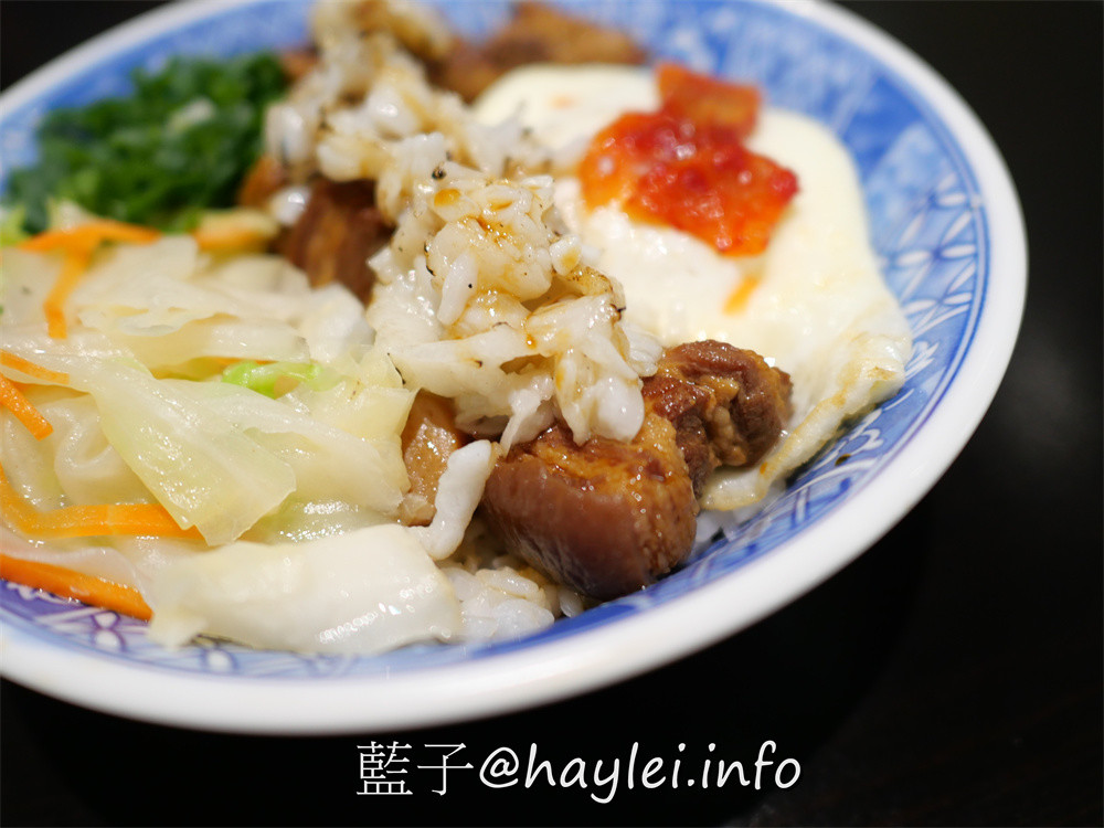台中北區/高雄旻哥牛肉燥飯/旻哥古早味台中店-來自高雄的連鎖美食品牌，食材新鮮且料理實在，口感豐富美味且兼具創新性，招牌牛B飯、炙燒比目魚滷肉飯、藥膳牛肉湯推薦必點~台中美食/台中小吃/高雄美食/在地台灣味美食推薦/台式丼飯/台中滷肉飯/台中牛肉燥飯/創意料理/藍子愛美食 中式料理 國內旅遊 攝影 民生資訊分享 飲食集錦 