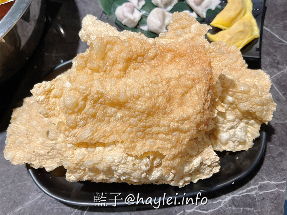 台中西屯/知否鴛鴦鍋-麻辣鍋&青麻椒鍋絕美雙椒香氣誘人心弦，板豆腐、果凍鴨血、豆包、白菜等鍋底都是可以續加的，鮮嫩美味的安格斯牛小排＆伊比利豬、彈Ｑ水晶蝦滑、鮮甜肉厚手臂蝦等推薦必點，食材吸附湯底醇厚鮮麻的好滋味，令人一吃上癮！台中美食/台中火鍋/台中麻辣鍋推薦/藍子愛美食 中式料理 國內旅遊 攝影 民生資訊分享 飲食集錦 