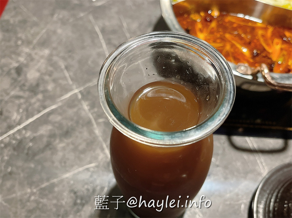 台中西屯/知否鴛鴦鍋-麻辣鍋&青麻椒鍋絕美雙椒香氣誘人心弦，板豆腐、果凍鴨血、豆包、白菜等鍋底都是可以續加的，鮮嫩美味的安格斯牛小排＆伊比利豬、彈Ｑ水晶蝦滑、鮮甜肉厚手臂蝦等推薦必點，食材吸附湯底醇厚鮮麻的好滋味，令人一吃上癮！台中美食/台中火鍋/台中麻辣鍋推薦/藍子愛美食 中式料理 國內旅遊 攝影 民生資訊分享 飲食集錦 