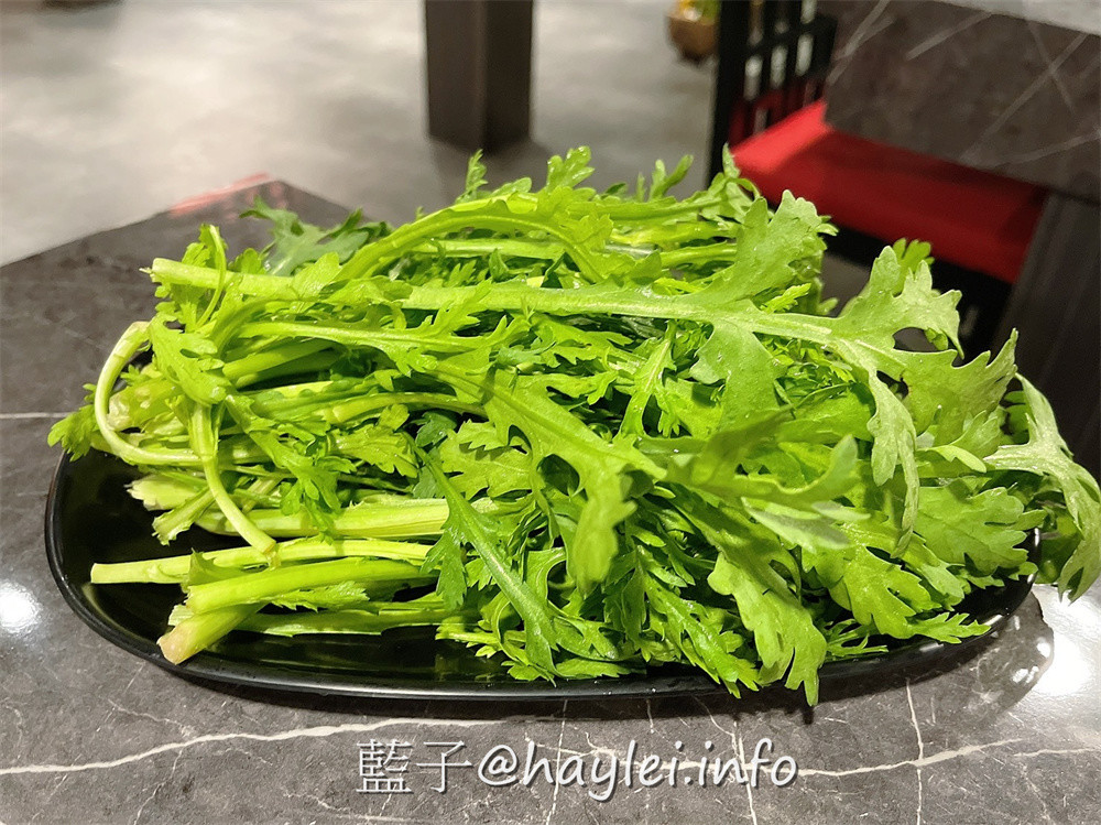 台中西屯/知否鴛鴦鍋-麻辣鍋&青麻椒鍋絕美雙椒香氣誘人心弦，板豆腐、果凍鴨血、豆包、白菜等鍋底都是可以續加的，鮮嫩美味的安格斯牛小排＆伊比利豬、彈Ｑ水晶蝦滑、鮮甜肉厚手臂蝦等推薦必點，食材吸附湯底醇厚鮮麻的好滋味，令人一吃上癮！台中美食/台中火鍋/台中麻辣鍋推薦/藍子愛美食 中式料理 國內旅遊 攝影 民生資訊分享 飲食集錦 