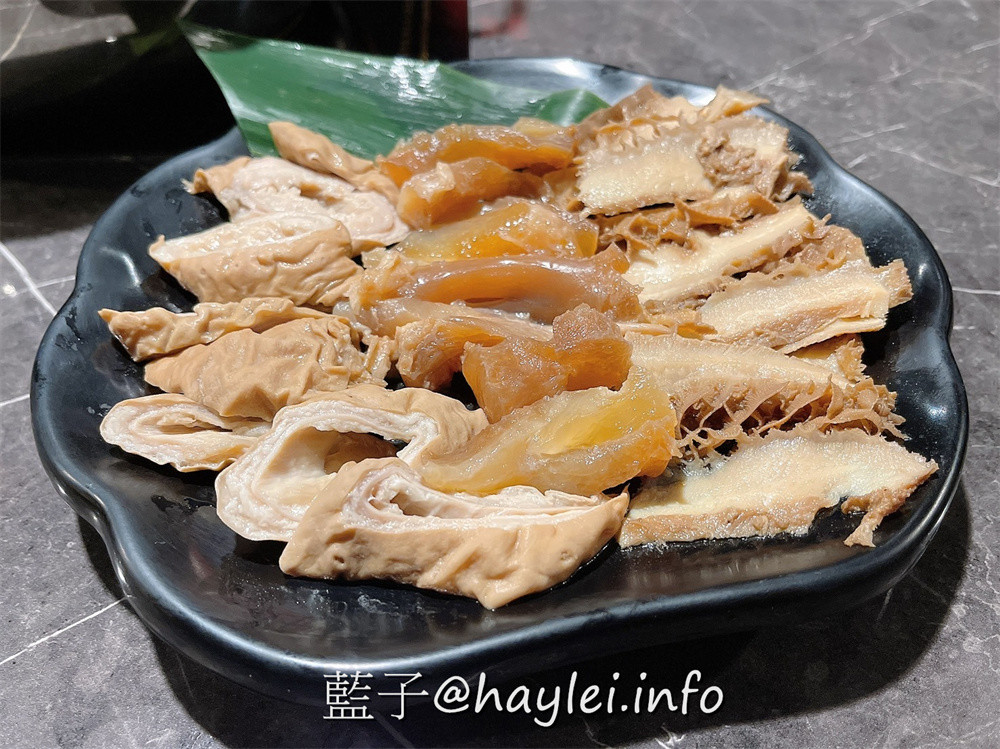 台中西屯/知否鴛鴦鍋-麻辣鍋&青麻椒鍋絕美雙椒香氣誘人心弦，板豆腐、果凍鴨血、豆包、白菜等鍋底都是可以續加的，鮮嫩美味的安格斯牛小排＆伊比利豬、彈Ｑ水晶蝦滑、鮮甜肉厚手臂蝦等推薦必點，食材吸附湯底醇厚鮮麻的好滋味，令人一吃上癮！台中美食/台中火鍋/台中麻辣鍋推薦/藍子愛美食 中式料理 國內旅遊 攝影 民生資訊分享 飲食集錦 