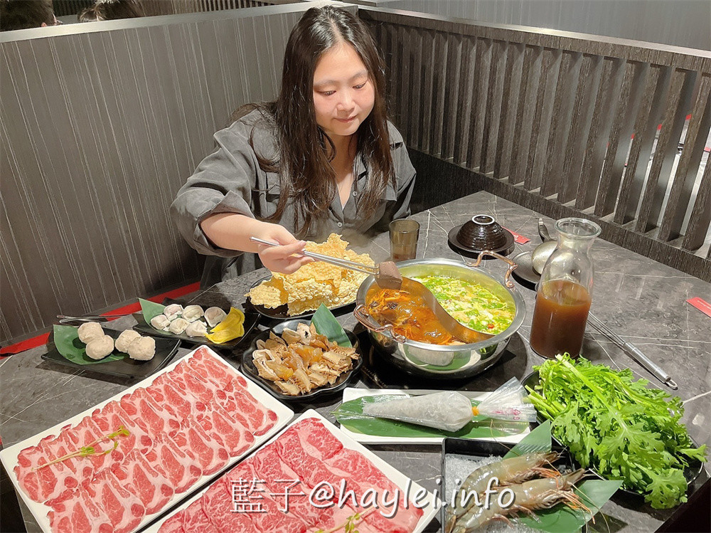 台中西屯/知否鴛鴦鍋-麻辣鍋&青麻椒鍋絕美雙椒香氣誘人心弦，板豆腐、果凍鴨血、豆包、白菜等鍋底都是可以續加的，鮮嫩美味的安格斯牛小排＆伊比利豬、彈Ｑ水晶蝦滑、鮮甜肉厚手臂蝦等推薦必點，食材吸附湯底醇厚鮮麻的好滋味，令人一吃上癮！台中美食/台中火鍋/台中麻辣鍋推薦/藍子愛美食 中式料理 國內旅遊 攝影 民生資訊分享 飲食集錦 