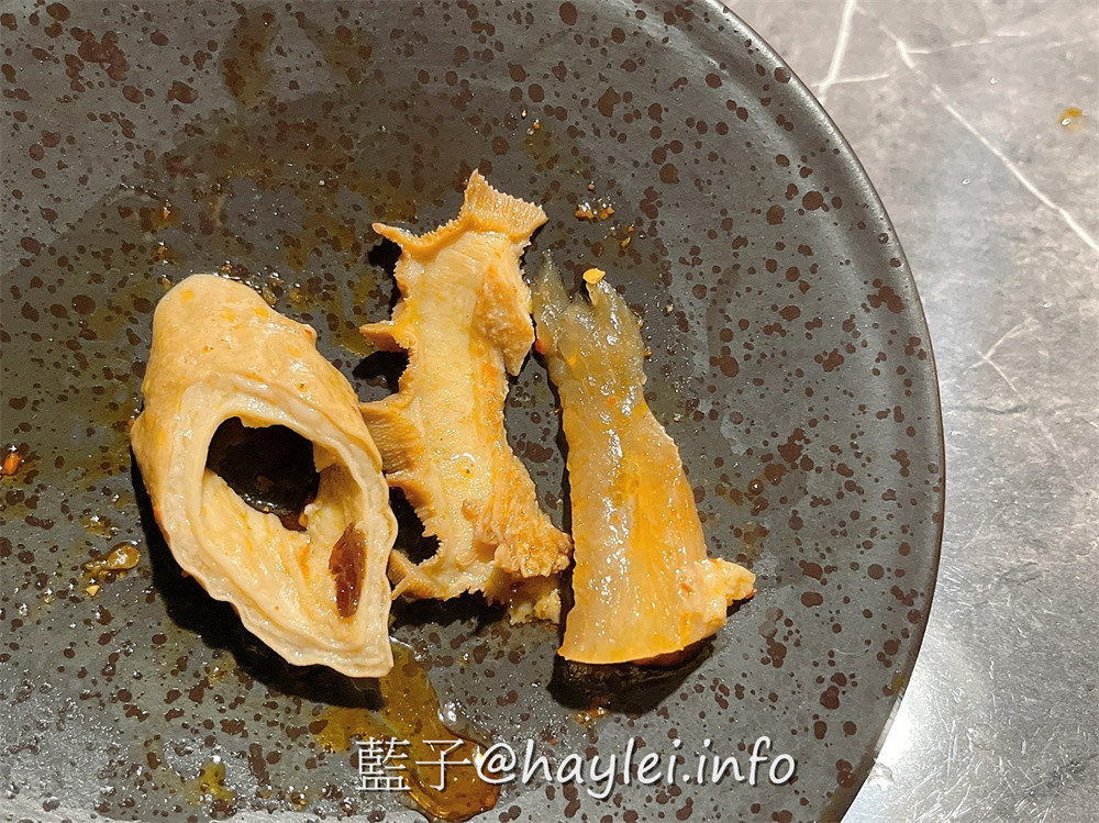 台中西屯/知否鴛鴦鍋-麻辣鍋&青麻椒鍋絕美雙椒香氣誘人心弦，板豆腐、果凍鴨血、豆包、白菜等鍋底都是可以續加的，鮮嫩美味的安格斯牛小排＆伊比利豬、彈Ｑ水晶蝦滑、鮮甜肉厚手臂蝦等推薦必點，食材吸附湯底醇厚鮮麻的好滋味，令人一吃上癮！台中美食/台中火鍋/台中麻辣鍋推薦/藍子愛美食 中式料理 國內旅遊 攝影 民生資訊分享 飲食集錦 