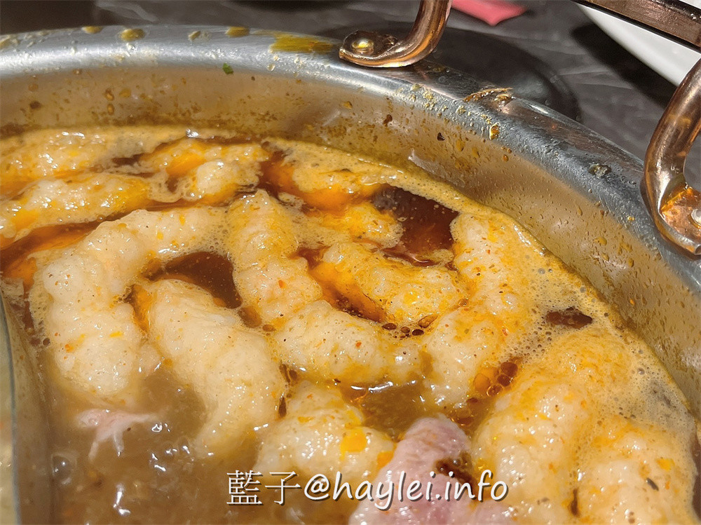 台中西屯/知否鴛鴦鍋-麻辣鍋&青麻椒鍋絕美雙椒香氣誘人心弦，板豆腐、果凍鴨血、豆包、白菜等鍋底都是可以續加的，鮮嫩美味的安格斯牛小排＆伊比利豬、彈Ｑ水晶蝦滑、鮮甜肉厚手臂蝦等推薦必點，食材吸附湯底醇厚鮮麻的好滋味，令人一吃上癮！台中美食/台中火鍋/台中麻辣鍋推薦/藍子愛美食 中式料理 國內旅遊 攝影 民生資訊分享 飲食集錦 