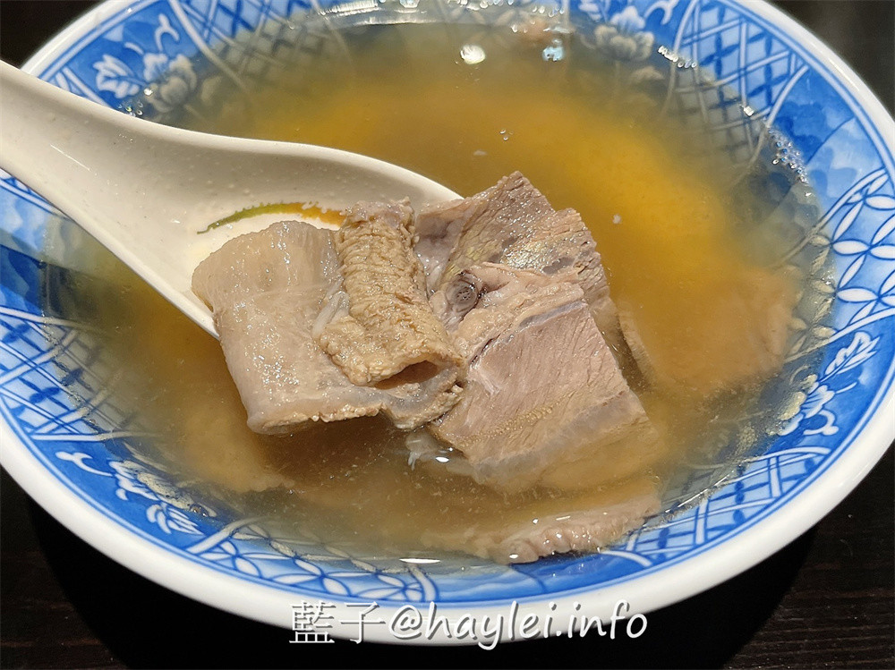 台中北區/高雄旻哥牛肉燥飯/旻哥古早味台中店-來自高雄的連鎖美食品牌,食材新鮮且料理實在,口感豐富美味且兼具創新性,招牌牛B飯、炙燒比目魚滷肉飯、藥膳牛肉湯推薦必點~台中美食/台中小吃/高雄美食/在地台灣味美食推薦/台式丼飯/台中滷肉飯/台中牛肉燥飯/創意料理/藍子愛美食 中式料理 國內旅遊 攝影 民生資訊分享 飲食集錦