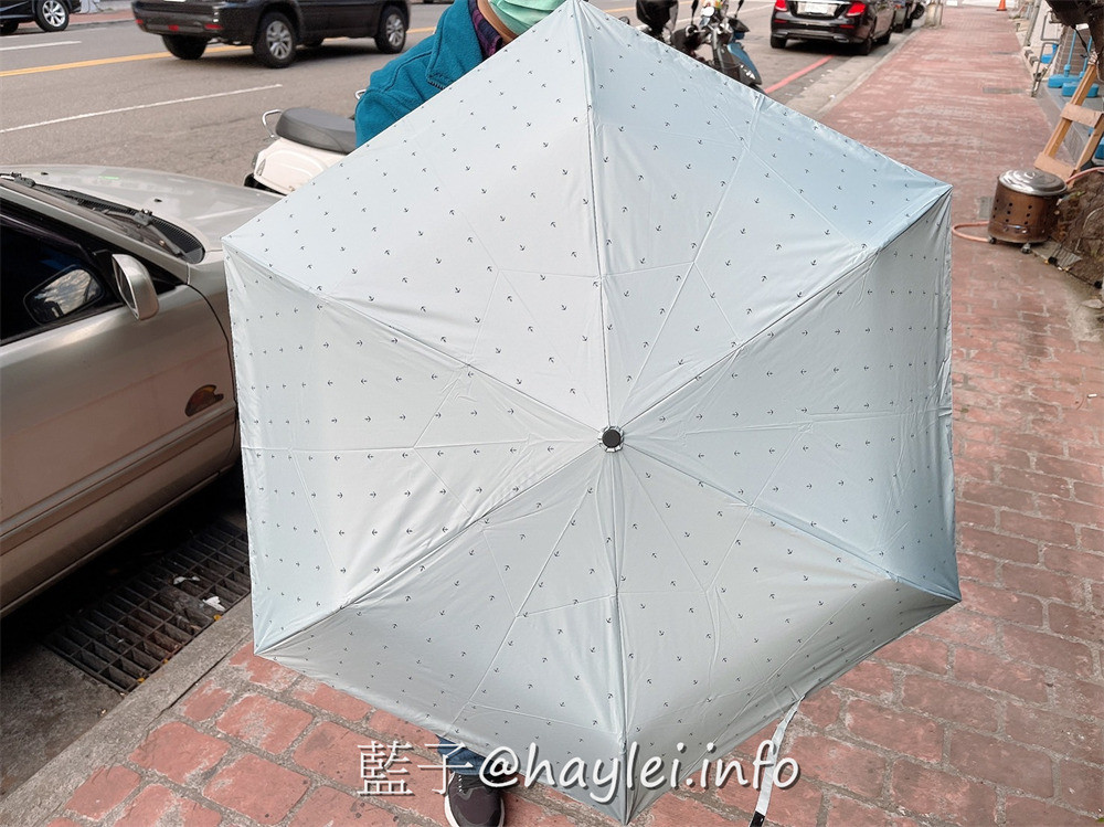 雨傘推薦/BGG Umbrella-BGG Air Umbrella Plus 極輕手開超輕傘採用全遮光抗紫外線黑膠傘布遮蔽率高達99.9%,日系配色絕美,碳纖維傘骨結構強度好且重量僅129克,真是輕盈可愛且小巧便攜的方便好用晴雨傘!生活好物/遮陽傘推薦/晴雨傘推薦/藍子愛分享 攝影 民生資訊分享 穿搭分享