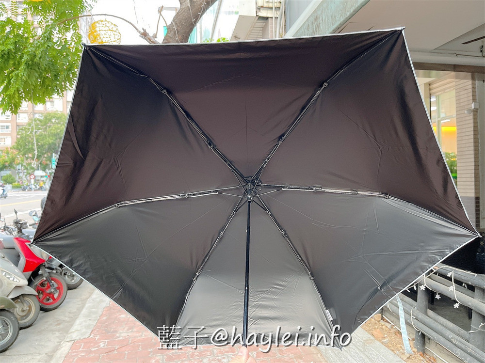 雨傘推薦/BGG Umbrella-BGG Air Umbrella Plus 極輕手開超輕傘採用全遮光抗紫外線黑膠傘布遮蔽率高達99.9%,日系配色絕美,碳纖維傘骨結構強度好且重量僅129克,真是輕盈可愛且小巧便攜的方便好用晴雨傘!生活好物/遮陽傘推薦/晴雨傘推薦/藍子愛分享 攝影 民生資訊分享 穿搭分享