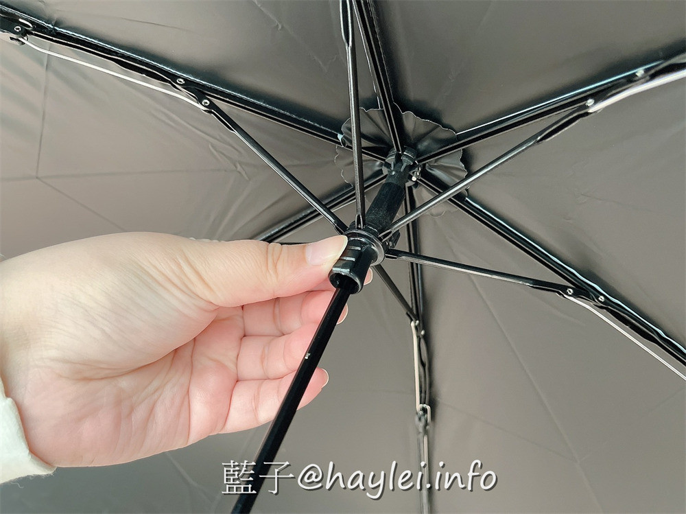 雨傘推薦/BGG Umbrella-BGG Air Umbrella Plus 極輕手開超輕傘採用全遮光抗紫外線黑膠傘布遮蔽率高達99.9%,日系配色絕美,碳纖維傘骨結構強度好且重量僅129克,真是輕盈可愛且小巧便攜的方便好用晴雨傘!生活好物/遮陽傘推薦/晴雨傘推薦/藍子愛分享 攝影 民生資訊分享 穿搭分享