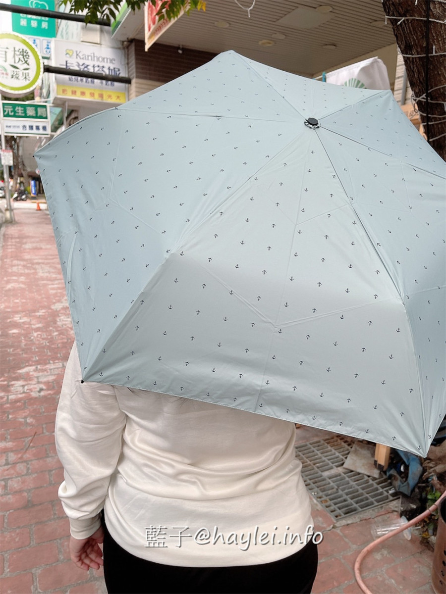 雨傘推薦/BGG Umbrella-BGG Air Umbrella Plus 極輕手開超輕傘採用全遮光抗紫外線黑膠傘布遮蔽率高達99.9%,日系配色絕美,碳纖維傘骨結構強度好且重量僅129克,真是輕盈可愛且小巧便攜的方便好用晴雨傘!生活好物/遮陽傘推薦/晴雨傘推薦/藍子愛分享 攝影 民生資訊分享 穿搭分享