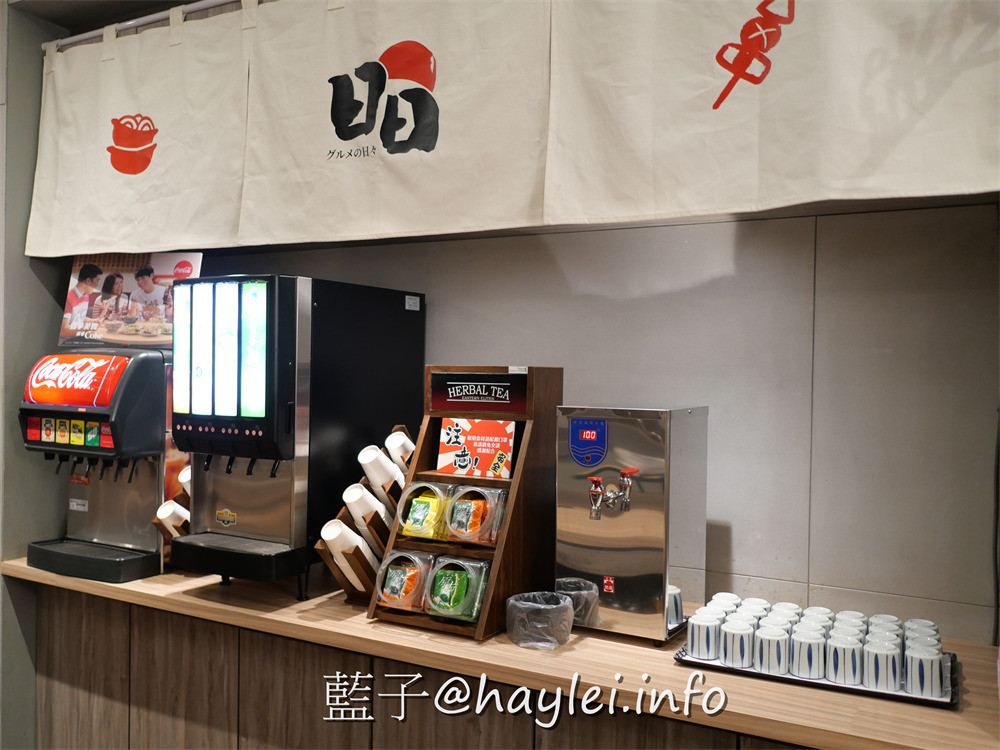 全台最大火鍋集團旗下爆紅名店，樂多多集團旗下日日鍋來新竹火車站開了!國際級日本料理大師林宸緯師傅親自操刀，日本原料熬煮湯底，重口味推薦壽喜燒跟辛口地獄湯，嚴選海鮮極盛、牛腹肉跟綜合壽司滑鮮嫩美味，20種蔬食無限吃+飲料自助吧超划算～新竹美食/新竹火鍋/補給站美食廣場/藍子愛美食 國內旅遊 攝影 日式料理 民生資訊分享 飲食集錦 