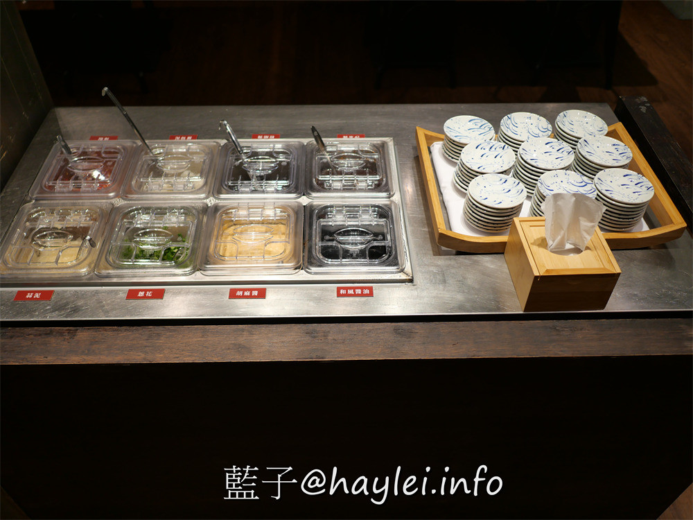 全台最大火鍋集團旗下爆紅名店，樂多多集團旗下日日鍋來新竹火車站開了!國際級日本料理大師林宸緯師傅親自操刀，日本原料熬煮湯底，重口味推薦壽喜燒跟辛口地獄湯，嚴選海鮮極盛、牛腹肉跟綜合壽司滑鮮嫩美味，20種蔬食無限吃+飲料自助吧超划算～新竹美食/新竹火鍋/補給站美食廣場/藍子愛美食 國內旅遊 攝影 日式料理 民生資訊分享 飲食集錦 