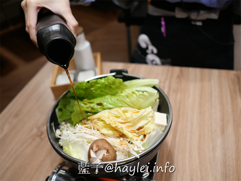 全台最大火鍋集團旗下爆紅名店，樂多多集團旗下日日鍋來新竹火車站開了!國際級日本料理大師林宸緯師傅親自操刀，日本原料熬煮湯底，重口味推薦壽喜燒跟辛口地獄湯，嚴選海鮮極盛、牛腹肉跟綜合壽司滑鮮嫩美味，20種蔬食無限吃+飲料自助吧超划算～新竹美食/新竹火鍋/補給站美食廣場/藍子愛美食 國內旅遊 攝影 日式料理 民生資訊分享 飲食集錦 