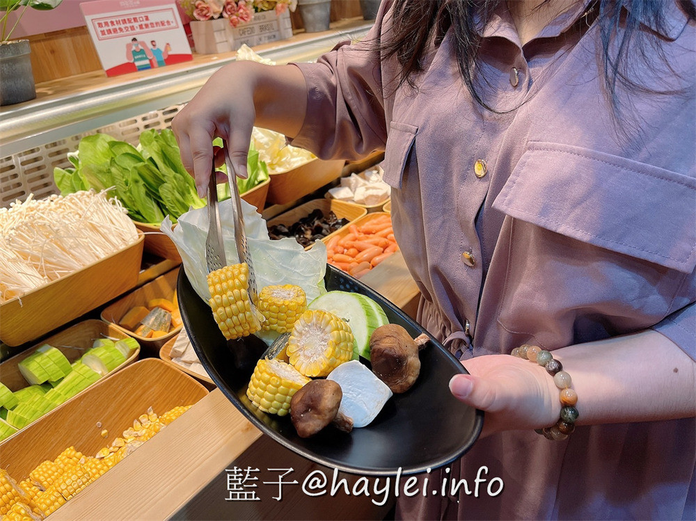 全台最大火鍋集團,火鍋迷必吃名店!樂多多集團旗下肉多多火鍋來新竹科學園區開了~肉多多火鍋新竹竹科店$268起就可以無限享用近60種超豐富自助吧,食材新鮮有品質,海陸雙絕&浮誇肉蛋糕必點,宵夜用餐來這邊就對了!新竹美食/竹科美食/竹科宵夜/藍子愛美食/新竹旅遊/新竹火鍋推薦/宵夜美食 中式料理 國內旅遊 攝影 民生資訊分享 飲食集錦