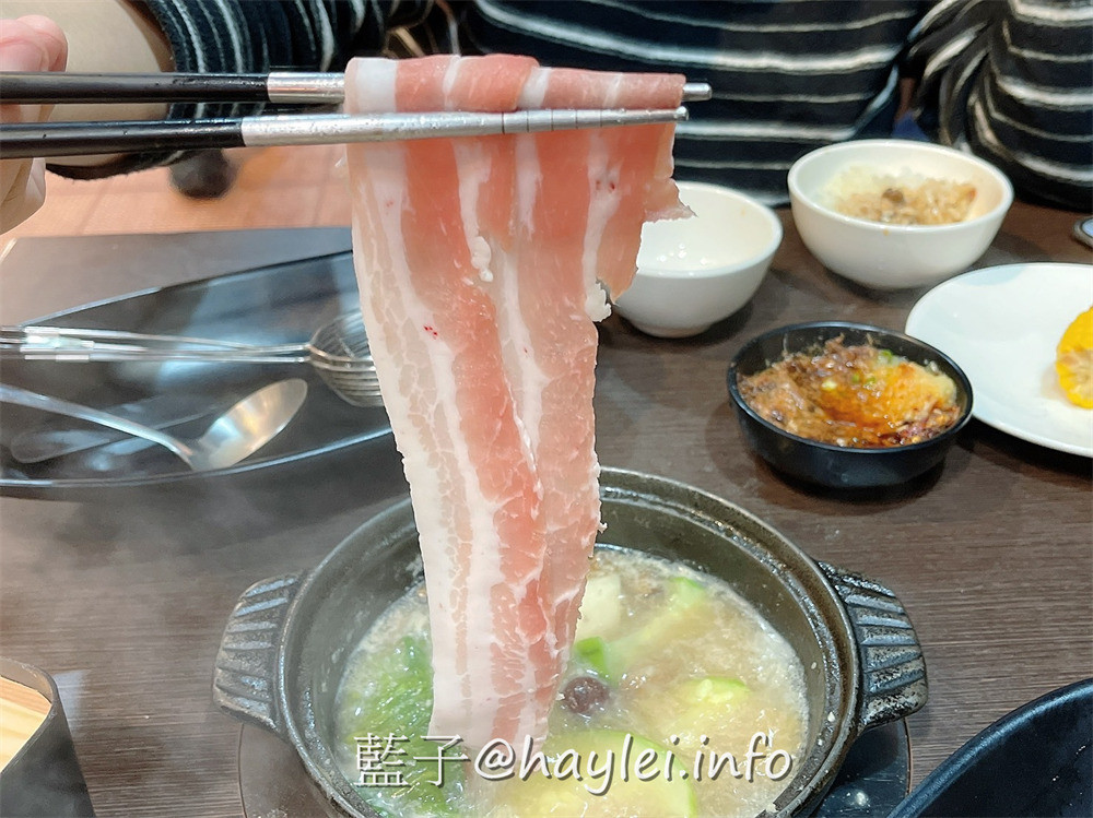 全台最大火鍋集團，火鍋迷必吃名店!樂多多集團旗下肉多多火鍋來新竹科學園區開了~肉多多火鍋新竹竹科店$268起就可以無限享用近60種超豐富自助吧，食材新鮮有品質，海陸雙絕＆浮誇肉蛋糕必點，宵夜用餐來這邊就對了！新竹美食/竹科美食/竹科宵夜/藍子愛美食/新竹旅遊/新竹火鍋推薦/宵夜美食 中式料理 國內旅遊 攝影 民生資訊分享 飲食集錦 