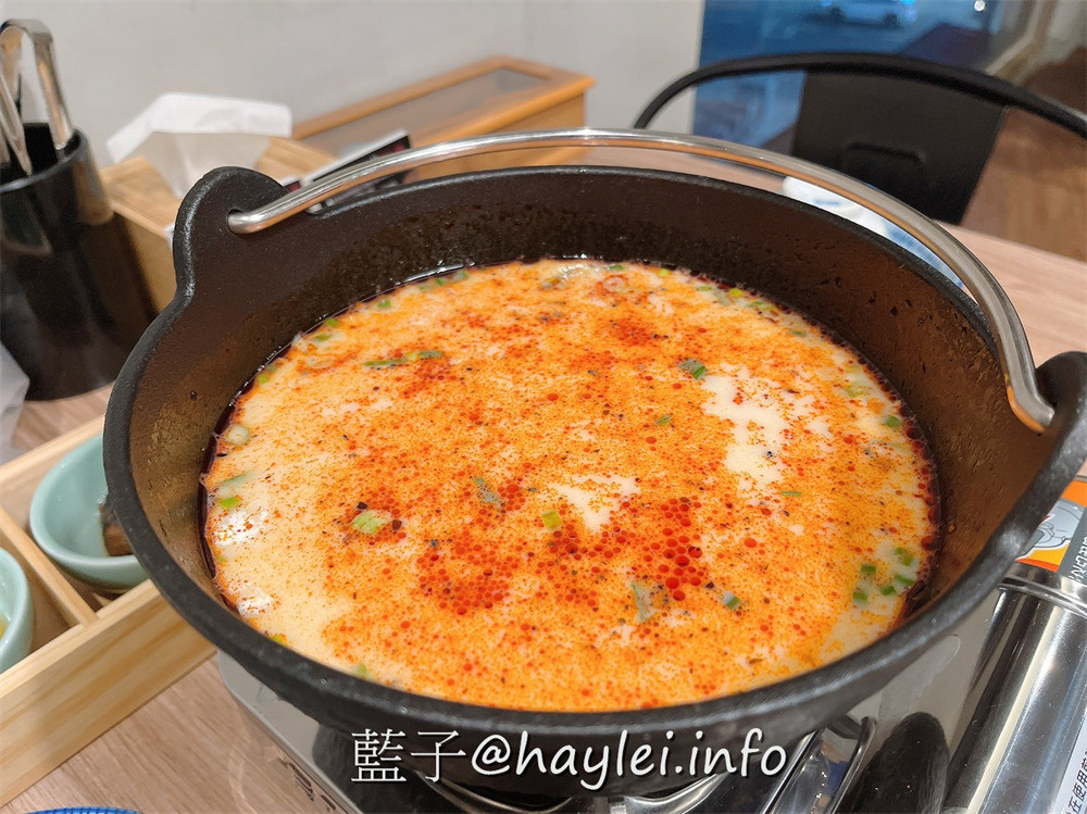 全台最大火鍋集團旗下爆紅名店，樂多多集團旗下日日鍋來新竹火車站開了!國際級日本料理大師林宸緯師傅親自操刀，日本原料熬煮湯底，重口味推薦壽喜燒跟辛口地獄湯，嚴選海鮮極盛、牛腹肉跟綜合壽司滑鮮嫩美味，20種蔬食無限吃+飲料自助吧超划算～新竹美食/新竹火鍋/補給站美食廣場/藍子愛美食 國內旅遊 攝影 日式料理 民生資訊分享 飲食集錦 