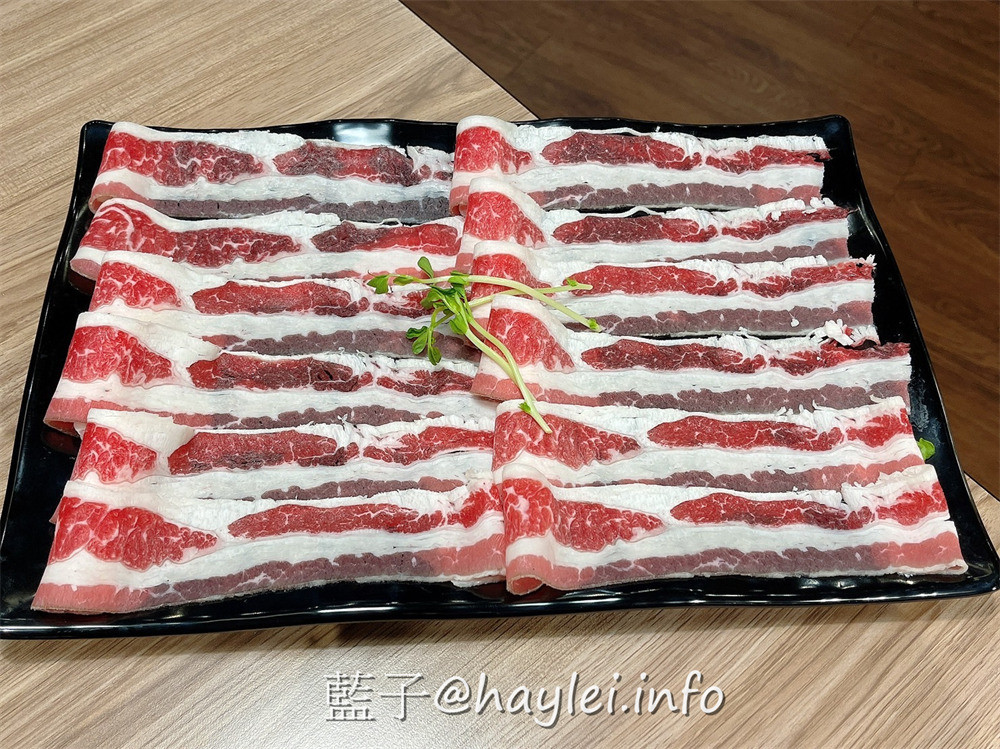 全台最大火鍋集團旗下爆紅名店，樂多多集團旗下日日鍋來新竹火車站開了!國際級日本料理大師林宸緯師傅親自操刀，日本原料熬煮湯底，重口味推薦壽喜燒跟辛口地獄湯，嚴選海鮮極盛、牛腹肉跟綜合壽司滑鮮嫩美味，20種蔬食無限吃+飲料自助吧超划算～新竹美食/新竹火鍋/補給站美食廣場/藍子愛美食 國內旅遊 攝影 日式料理 民生資訊分享 飲食集錦 