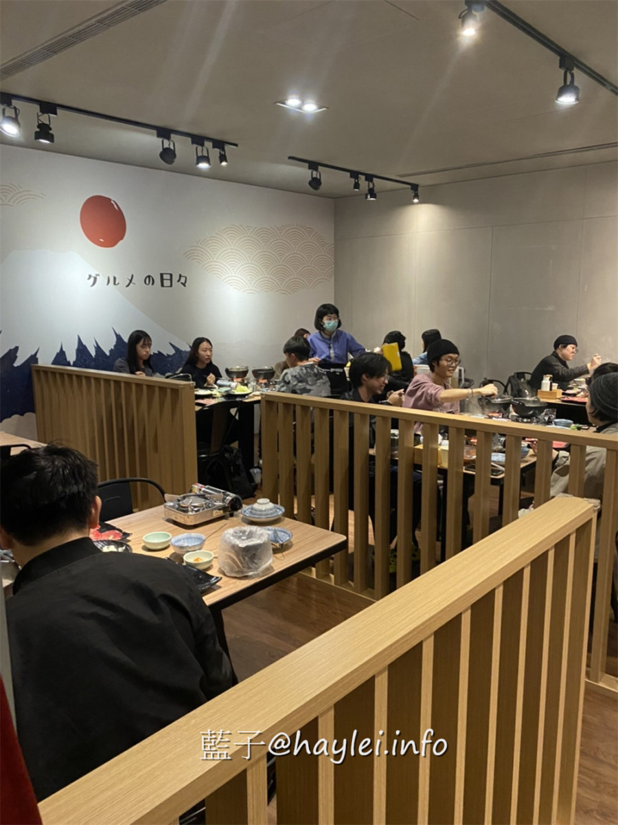 全台最大火鍋集團旗下爆紅名店,樂多多集團旗下日日鍋來新竹火車站開了!國際級日本料理大師林宸緯師傅親自操刀,日本原料熬煮湯底,重口味推薦壽喜燒跟辛口地獄湯,嚴選海鮮極盛、牛腹肉跟綜合壽司滑鮮嫩美味,20種蔬食無限吃+飲料自助吧超划算~新竹美食/新竹火鍋/補給站美食廣場/藍子愛美食 國內旅遊 攝影 日式料理 民生資訊分享 飲食集錦