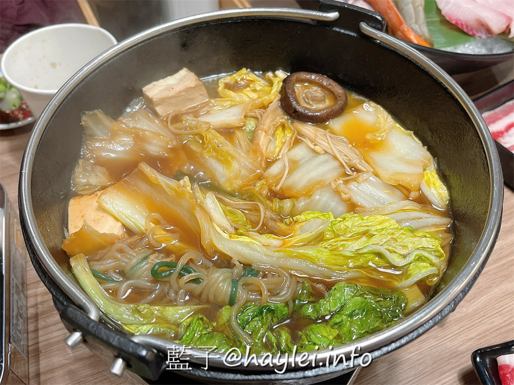 全台最大火鍋集團旗下爆紅名店，樂多多集團旗下日日鍋來新竹火車站開了!國際級日本料理大師林宸緯師傅親自操刀，日本原料熬煮湯底，重口味推薦壽喜燒跟辛口地獄湯，嚴選海鮮極盛、牛腹肉跟綜合壽司滑鮮嫩美味，20種蔬食無限吃+飲料自助吧超划算～新竹美食/新竹火鍋/補給站美食廣場/藍子愛美食 國內旅遊 攝影 日式料理 民生資訊分享 飲食集錦 