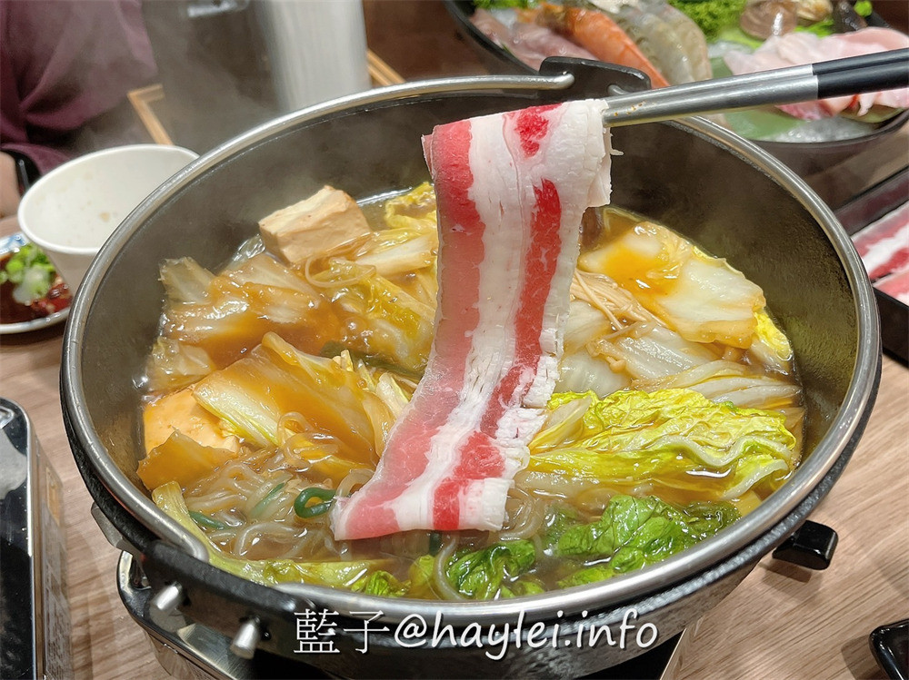 全台最大火鍋集團旗下爆紅名店，樂多多集團旗下日日鍋來新竹火車站開了!國際級日本料理大師林宸緯師傅親自操刀，日本原料熬煮湯底，重口味推薦壽喜燒跟辛口地獄湯，嚴選海鮮極盛、牛腹肉跟綜合壽司滑鮮嫩美味，20種蔬食無限吃+飲料自助吧超划算～新竹美食/新竹火鍋/補給站美食廣場/藍子愛美食 國內旅遊 攝影 日式料理 民生資訊分享 飲食集錦 