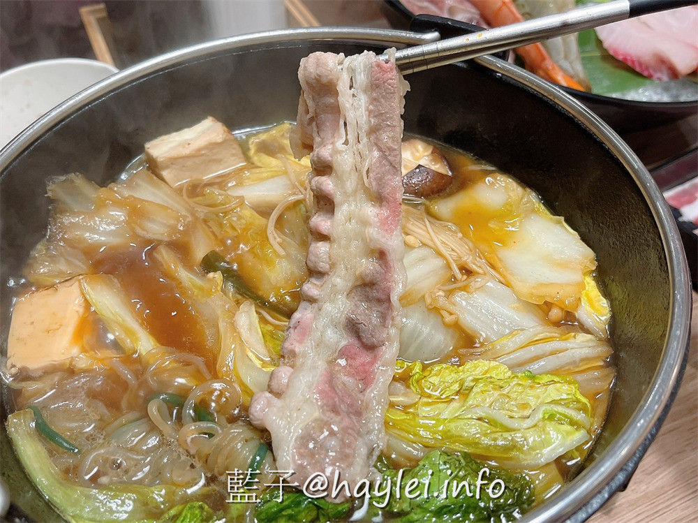 全台最大火鍋集團旗下爆紅名店，樂多多集團旗下日日鍋來新竹火車站開了!國際級日本料理大師林宸緯師傅親自操刀，日本原料熬煮湯底，重口味推薦壽喜燒跟辛口地獄湯，嚴選海鮮極盛、牛腹肉跟綜合壽司滑鮮嫩美味，20種蔬食無限吃+飲料自助吧超划算～新竹美食/新竹火鍋/補給站美食廣場/藍子愛美食 國內旅遊 攝影 日式料理 民生資訊分享 飲食集錦 