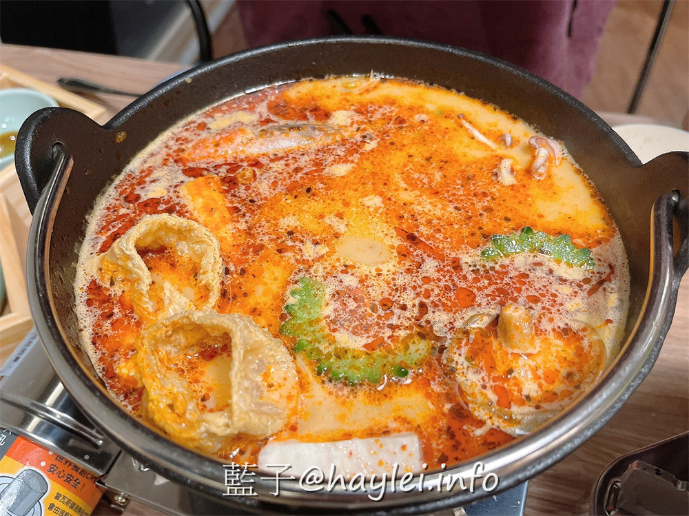 全台最大火鍋集團旗下爆紅名店，樂多多集團旗下日日鍋來新竹火車站開了!國際級日本料理大師林宸緯師傅親自操刀，日本原料熬煮湯底，重口味推薦壽喜燒跟辛口地獄湯，嚴選海鮮極盛、牛腹肉跟綜合壽司滑鮮嫩美味，20種蔬食無限吃+飲料自助吧超划算～新竹美食/新竹火鍋/補給站美食廣場/藍子愛美食 國內旅遊 攝影 日式料理 民生資訊分享 飲食集錦 