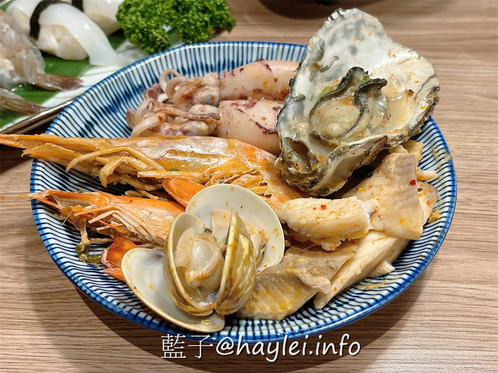 全台最大火鍋集團旗下爆紅名店，樂多多集團旗下日日鍋來新竹火車站開了!國際級日本料理大師林宸緯師傅親自操刀，日本原料熬煮湯底，重口味推薦壽喜燒跟辛口地獄湯，嚴選海鮮極盛、牛腹肉跟綜合壽司滑鮮嫩美味，20種蔬食無限吃+飲料自助吧超划算～新竹美食/新竹火鍋/補給站美食廣場/藍子愛美食 國內旅遊 攝影 日式料理 民生資訊分享 飲食集錦 