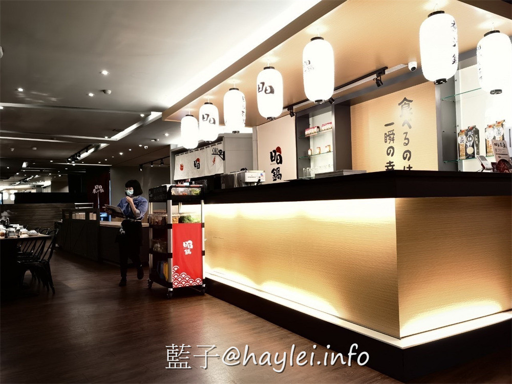 全台最大火鍋集團旗下爆紅名店，樂多多集團旗下日日鍋來新竹火車站開了!國際級日本料理大師林宸緯師傅親自操刀，日本原料熬煮湯底，重口味推薦壽喜燒跟辛口地獄湯，嚴選海鮮極盛、牛腹肉跟綜合壽司滑鮮嫩美味，20種蔬食無限吃+飲料自助吧超划算～新竹美食/新竹火鍋/補給站美食廣場/藍子愛美食 國內旅遊 攝影 日式料理 民生資訊分享 飲食集錦 