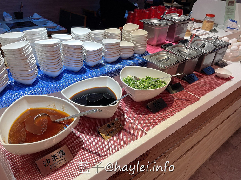 台中西區/廣三SOGO/滿堂紅頂級麻辣鴛鴦鍋-自行熬煮的麻辣湯必點，現切白金級美國牛肉，牛小排油花細緻美麗、比臉大的霜降牛，哈根達斯跟蜂鳥冰淇淋飯後必吃，加價188還能享巨無霸黑鑽草蝦跟澳洲和牛等頂級美食通通吃到飽，難怪回客率滿滿~台中美食/台中火鍋吃到飽/台中麻辣鍋/藍子愛美食 中式料理 攝影 民生資訊分享 飲食集錦 