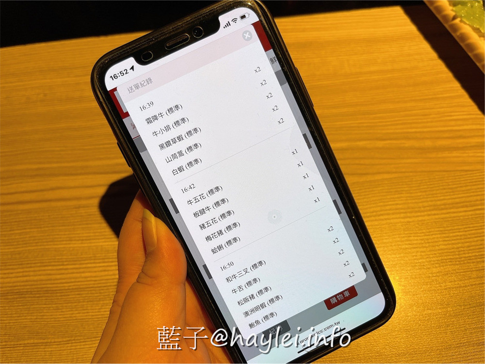 台中西區/廣三SOGO/滿堂紅頂級麻辣鴛鴦鍋-自行熬煮的麻辣湯必點,現切白金級美國牛肉,牛小排油花細緻美麗、比臉大的霜降牛,哈根達斯跟蜂鳥冰淇淋飯後必吃,加價188還能享巨無霸黑鑽草蝦跟澳洲和牛等頂級美食通通吃到飽,難怪回客率滿滿~台中美食/台中火鍋吃到飽/台中麻辣鍋/藍子愛美食 中式料理 攝影 民生資訊分享 飲食集錦