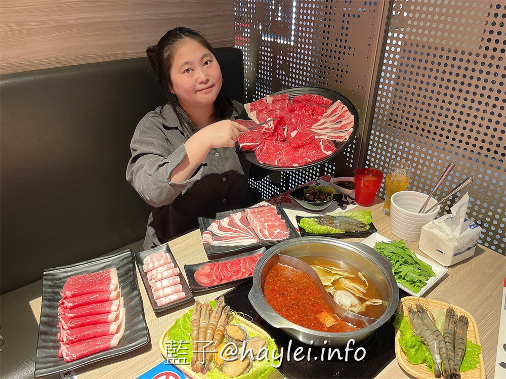 台中西區/廣三SOGO/滿堂紅頂級麻辣鴛鴦鍋-自行熬煮的麻辣湯必點,現切白金級美國牛肉,牛小排油花細緻美麗、比臉大的霜降牛,哈根達斯跟蜂鳥冰淇淋飯後必吃,加價188還能享巨無霸黑鑽草蝦跟澳洲和牛等頂級美食通通吃到飽,難怪回客率滿滿~台中美食/台中火鍋吃到飽/台中麻辣鍋/藍子愛美食 中式料理 攝影 民生資訊分享 飲食集錦