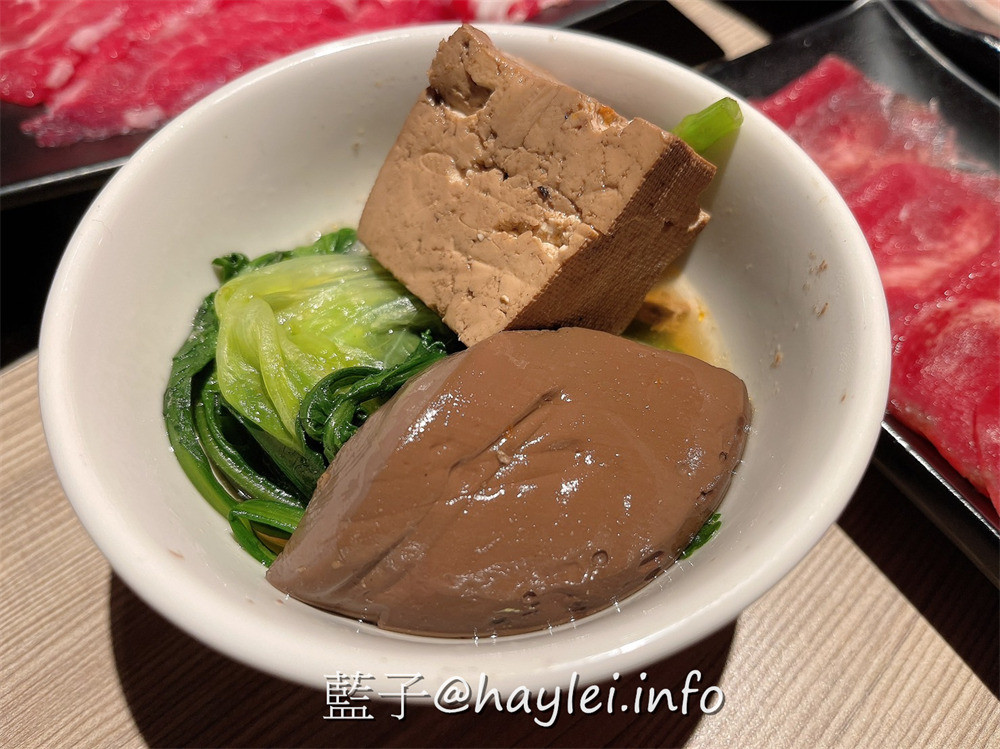 台中西區/廣三SOGO/滿堂紅頂級麻辣鴛鴦鍋-自行熬煮的麻辣湯必點，現切白金級美國牛肉，牛小排油花細緻美麗、比臉大的霜降牛，哈根達斯跟蜂鳥冰淇淋飯後必吃，加價188還能享巨無霸黑鑽草蝦跟澳洲和牛等頂級美食通通吃到飽，難怪回客率滿滿~台中美食/台中火鍋吃到飽/台中麻辣鍋/藍子愛美食 中式料理 攝影 民生資訊分享 飲食集錦 