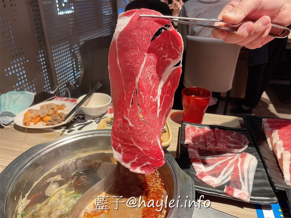台中西區/廣三SOGO/滿堂紅頂級麻辣鴛鴦鍋-自行熬煮的麻辣湯必點，現切白金級美國牛肉，牛小排油花細緻美麗、比臉大的霜降牛，哈根達斯跟蜂鳥冰淇淋飯後必吃，加價188還能享巨無霸黑鑽草蝦跟澳洲和牛等頂級美食通通吃到飽，難怪回客率滿滿~台中美食/台中火鍋吃到飽/台中麻辣鍋/藍子愛美食 中式料理 攝影 民生資訊分享 飲食集錦 