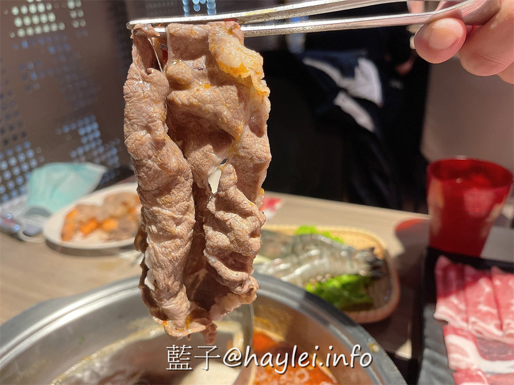 台中西區/廣三SOGO/滿堂紅頂級麻辣鴛鴦鍋-自行熬煮的麻辣湯必點,現切白金級美國牛肉,牛小排油花細緻美麗、比臉大的霜降牛,哈根達斯跟蜂鳥冰淇淋飯後必吃,加價188還能享巨無霸黑鑽草蝦跟澳洲和牛等頂級美食通通吃到飽,難怪回客率滿滿~台中美食/台中火鍋吃到飽/台中麻辣鍋/藍子愛美食 中式料理 攝影 民生資訊分享 飲食集錦