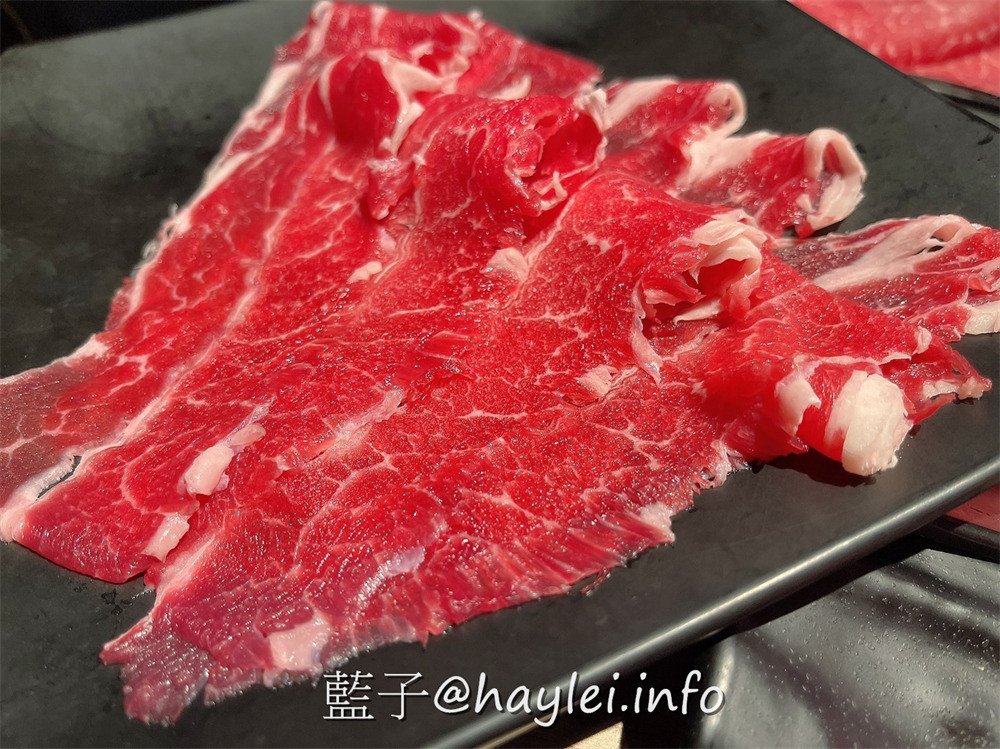 台中西區/廣三SOGO/滿堂紅頂級麻辣鴛鴦鍋-自行熬煮的麻辣湯必點，現切白金級美國牛肉，牛小排油花細緻美麗、比臉大的霜降牛，哈根達斯跟蜂鳥冰淇淋飯後必吃，加價188還能享巨無霸黑鑽草蝦跟澳洲和牛等頂級美食通通吃到飽，難怪回客率滿滿~台中美食/台中火鍋吃到飽/台中麻辣鍋/藍子愛美食 中式料理 攝影 民生資訊分享 飲食集錦 