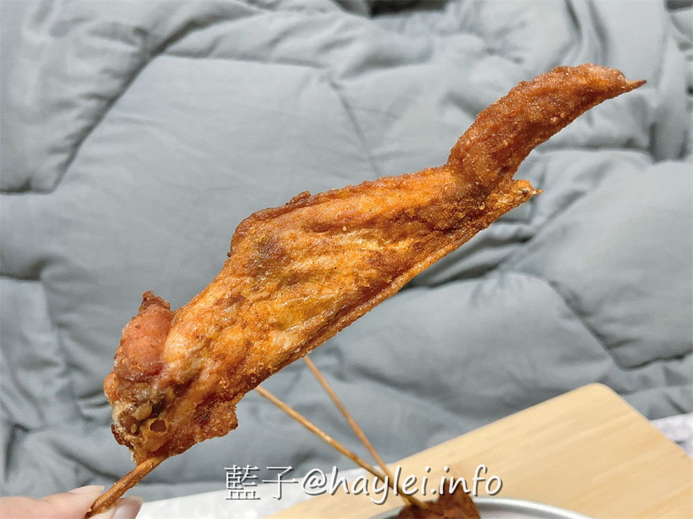 台中西屯區/大腿我最粗-逢甲夜市私心推薦炸雞專賣店！店家自製泰式醬料酸甜可口，無骨八兩雞腿招牌必點，份量感超足的爆汁美味只要70而已，還有八兩雞腿排、香雞排、雞翅、三角骨、三角薯餅、蛋黃芋丸等選擇唷~台中美食/台中炸雞/台中逢甲/逢甲美食/逢甲大學美食/藍子愛美食 國內旅遊 攝影 民生資訊分享 美式料理 飲食集錦 