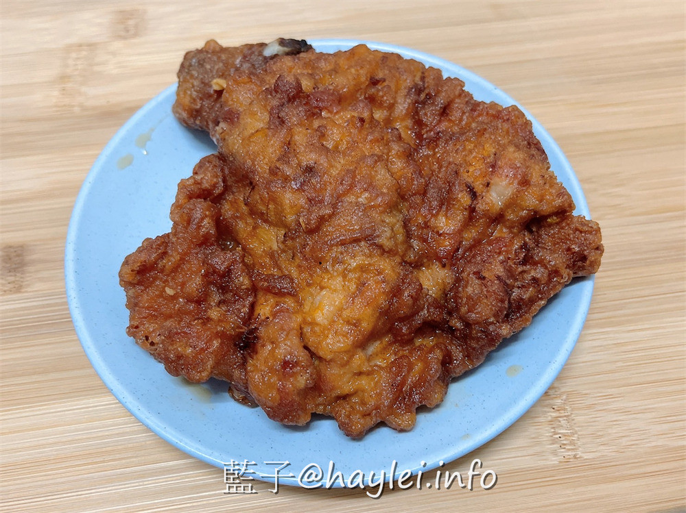 台中西屯區/大腿我最粗-逢甲夜市私心推薦炸雞專賣店！店家自製泰式醬料酸甜可口，無骨八兩雞腿招牌必點，份量感超足的爆汁美味只要70而已，還有八兩雞腿排、香雞排、雞翅、三角骨、三角薯餅、蛋黃芋丸等選擇唷~台中美食/台中炸雞/台中逢甲/逢甲美食/逢甲大學美食/藍子愛美食 國內旅遊 攝影 民生資訊分享 美式料理 飲食集錦 