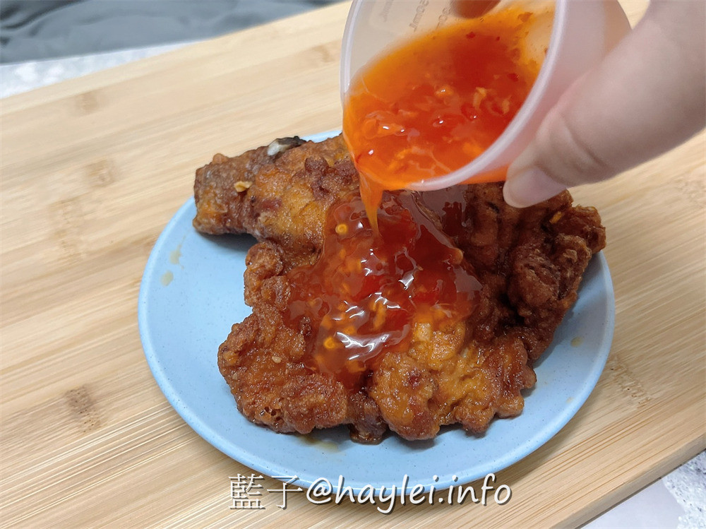 台中西屯區/大腿我最粗-逢甲夜市私心推薦炸雞專賣店！店家自製泰式醬料酸甜可口，無骨八兩雞腿招牌必點，份量感超足的爆汁美味只要70而已，還有八兩雞腿排、香雞排、雞翅、三角骨、三角薯餅、蛋黃芋丸等選擇唷~台中美食/台中炸雞/台中逢甲/逢甲美食/逢甲大學美食/藍子愛美食 國內旅遊 攝影 民生資訊分享 美式料理 飲食集錦 