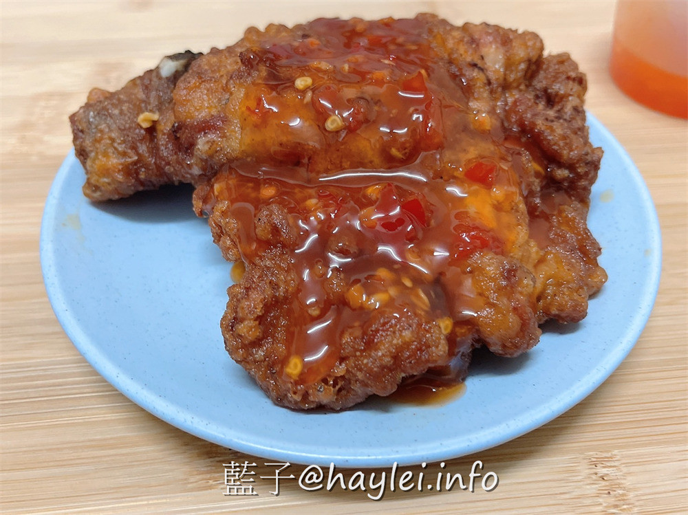 台中西屯區/大腿我最粗-逢甲夜市私心推薦炸雞專賣店！店家自製泰式醬料酸甜可口，無骨八兩雞腿招牌必點，份量感超足的爆汁美味只要70而已，還有八兩雞腿排、香雞排、雞翅、三角骨、三角薯餅、蛋黃芋丸等選擇唷~台中美食/台中炸雞/台中逢甲/逢甲美食/逢甲大學美食/藍子愛美食 國內旅遊 攝影 民生資訊分享 美式料理 飲食集錦 